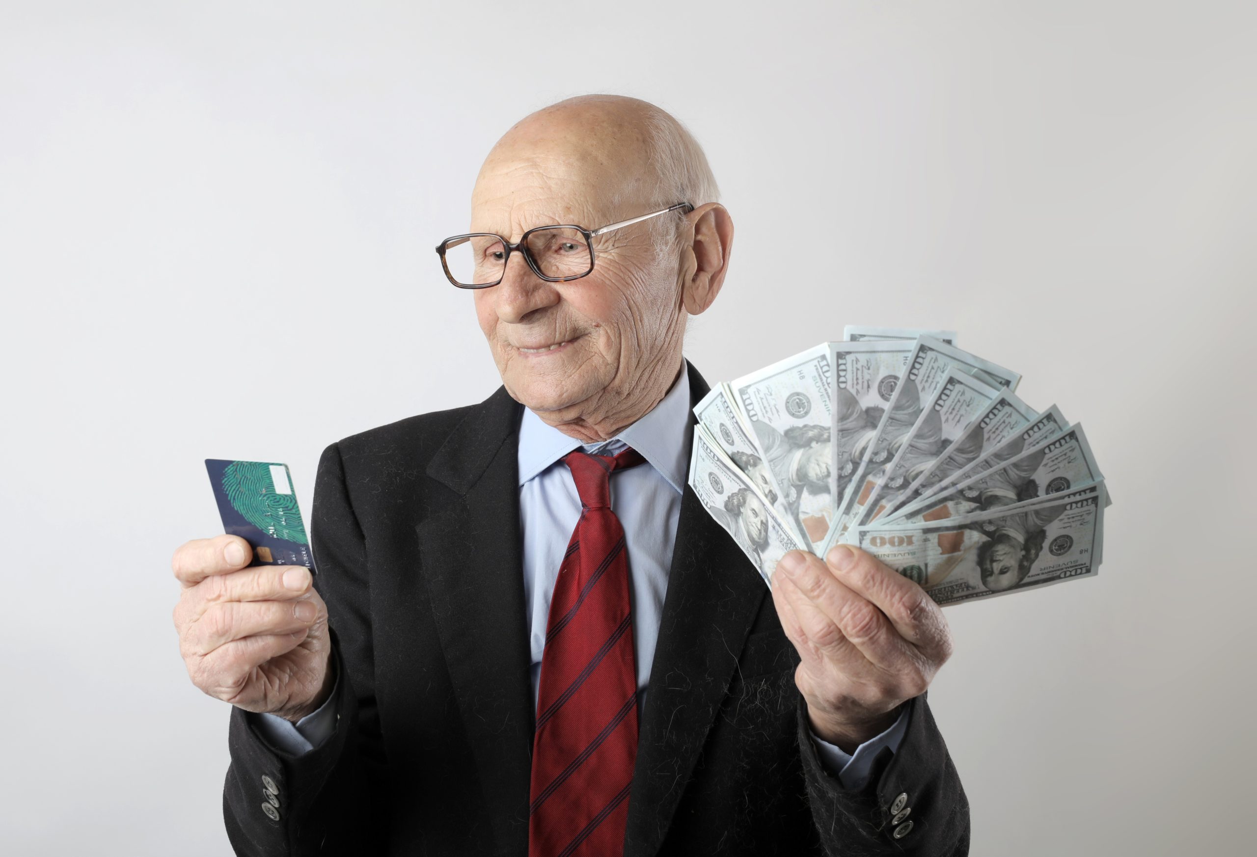 Кредит для пенсионеров в 2024. Пенсионер с деньгами. Пенсионер в банке. Счастливый пенсионер с деньгами. Кредит пенсионерам.